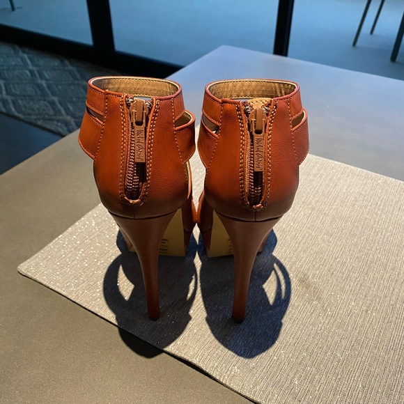 Brand new! ~Never been worn~ - Picture 3 of 8